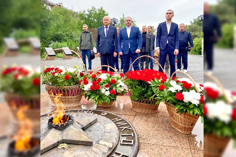Руководители ООО «Оренбургский пропант» возложили цветы к монументу «Вечно живым»