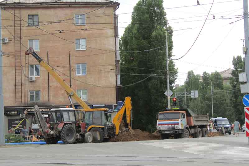 Работы на улице имени Комарова ведутся комплексно