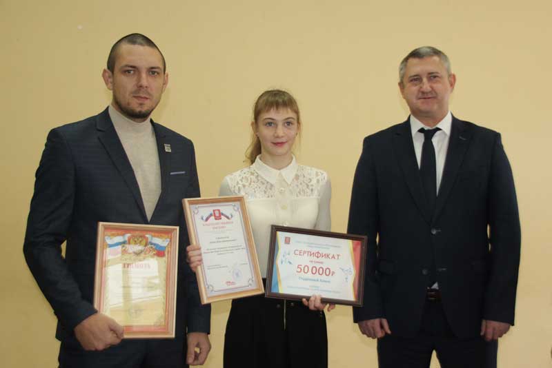 Каратистка Алина Студенская и ее тренер Александр Иванов сегодня принимали поздравления