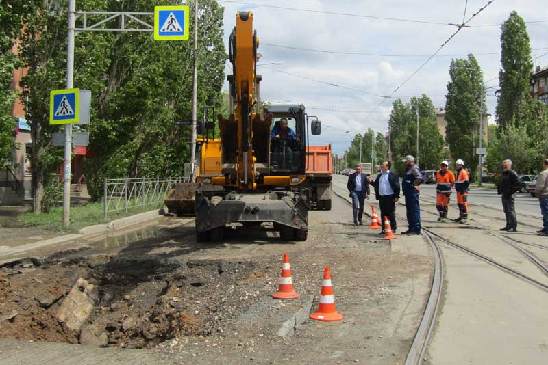 В Новотроицке приступили к замене водовода на улице Советской. Движение транспорта ограничено