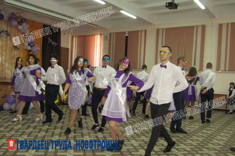 Выпускники школы №15 Новотроицка устроили бал-маскарад