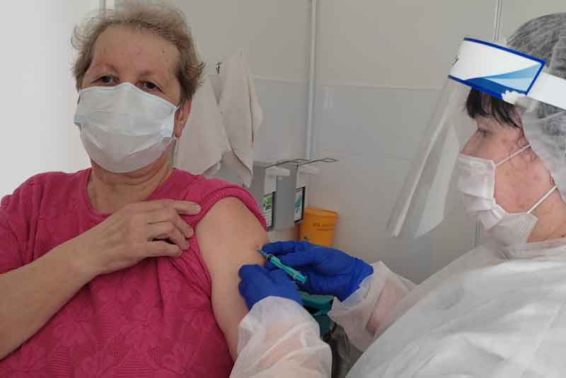 Ревакцинация против  коронавируса разрешена людям старше 60 лет