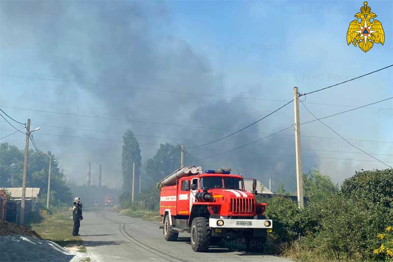 Пожарным в Орске удалось защитить от огня 23 жилых дома. Ландшафтный пожар был локализован 