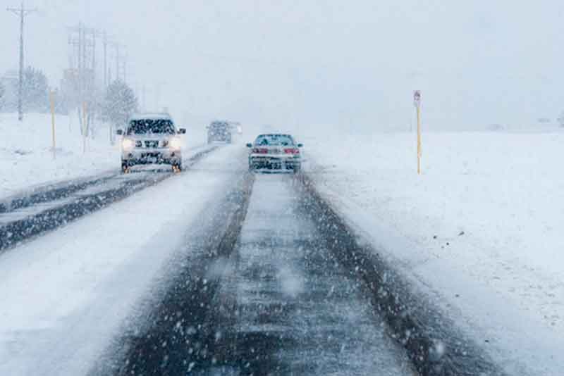 Снежные заносы и накаты: Оренбуржцев просят воздержаться от поездок на дальние расстояния