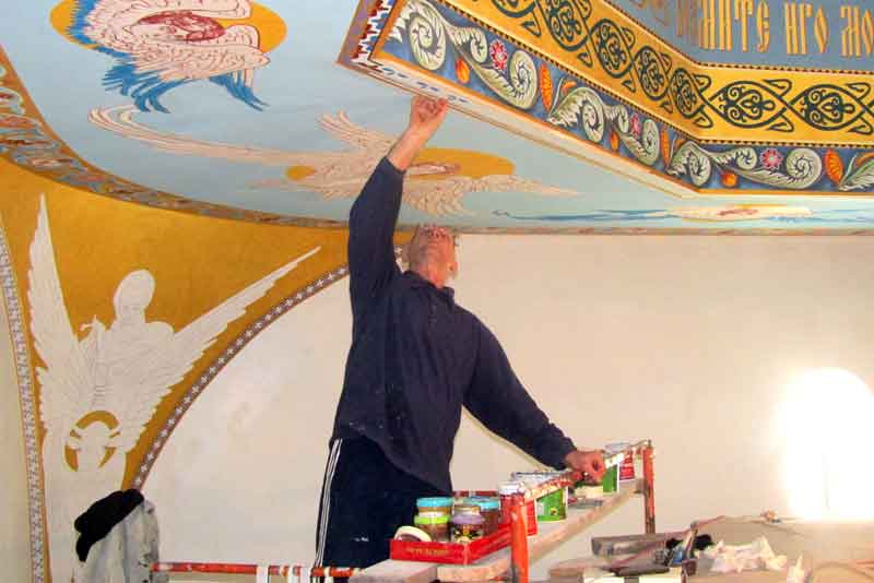 Стиль церковной росписи художника Виктора Васнецова применяют в отделке Благовещенского храма Новотроицка