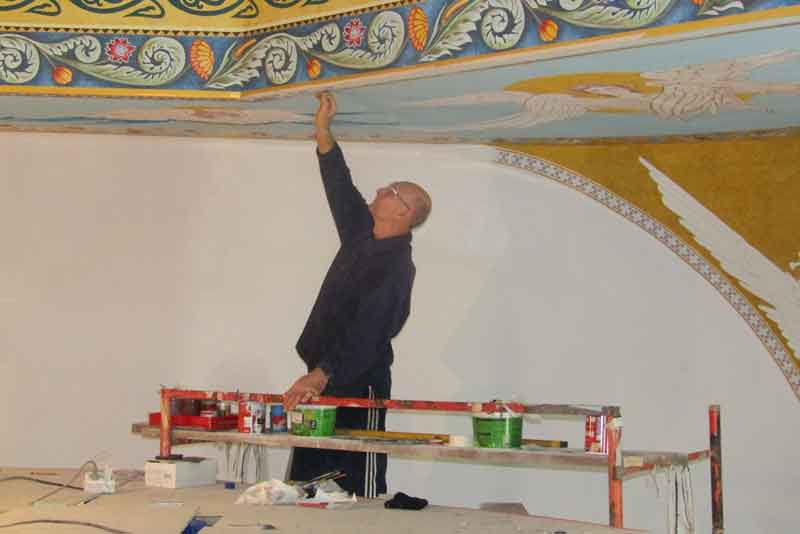 Стиль церковной росписи художника Виктора Васнецова применяют в отделке Благовещенского храма Новотроицка