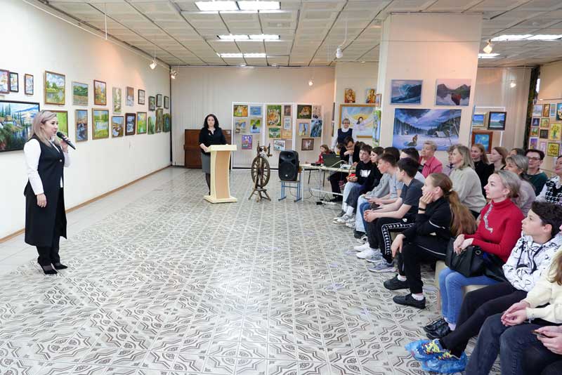 «Моду на традиции» представили в новотроицком музейно-выставочном комплексе