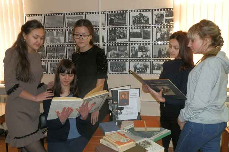 Студенты и преподаватели увлечены чтением (фото)