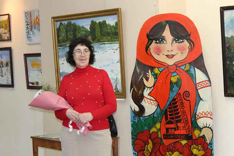 Многодетная мама представила в Новотроицке свою персональную выставку (фото)