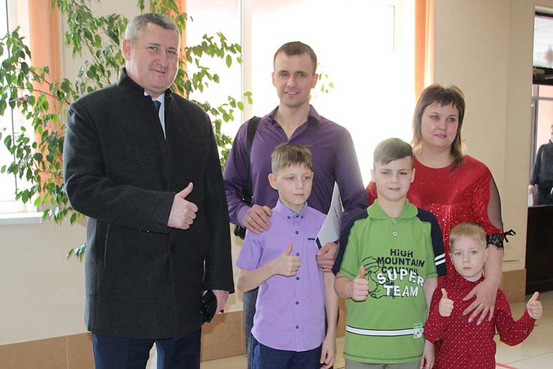 В Новотроицке семьям вручили сертификаты на приобретение или строительство жилья