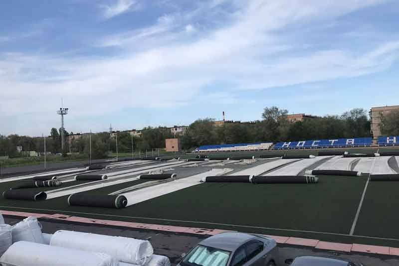 На стадионе «Юность» начались работы по замене покрытия футбольного поля (фото)