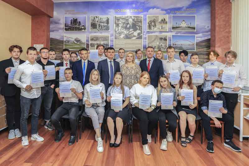 Новотроицкие студенты получили стипендии от компании «Уральская Сталь» (фото)