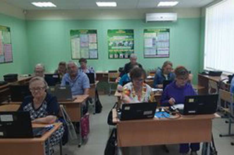 Пенсионеры Новотроицка осваивают азы компьютерной грамотности