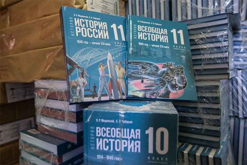 Денис Паслер сообщил о поступлении в Оренбуржье новых учебников истории