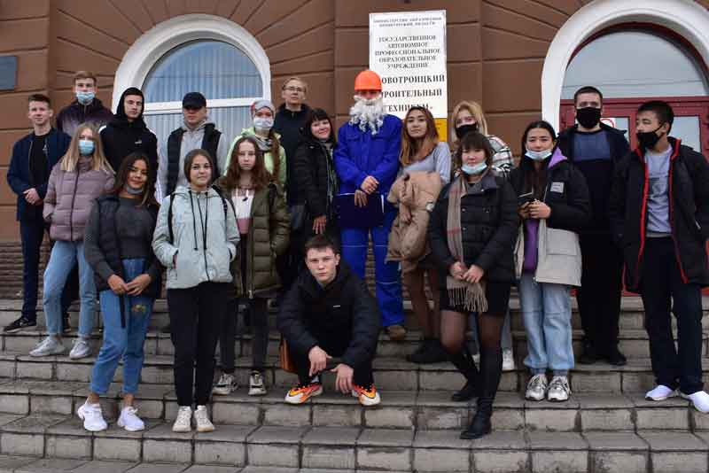 В Новотроицком строительном техникуме состоялось торжественное мероприятие — посвящение в студенты