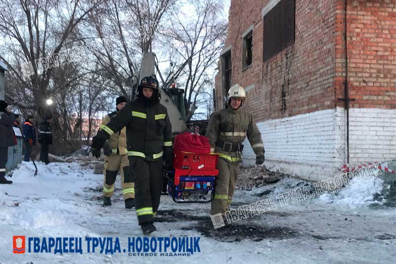 Все службы региона работали на месте ЧС в Новотроицке, где произошло частичное обрушение здания фекально-насосной станции
