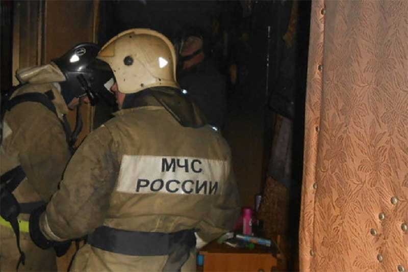 В Новотроицке на пожаре в квартире сгорела дверь