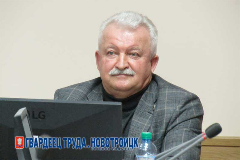 Председатель Новотроицкого горсовета депутатов И.Филиппов будет работать на постоянной основе