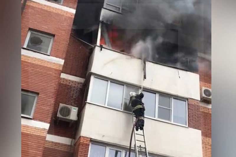 Из горящего дома в Новотроицке огнеборцы эвакуировали людей с помощью автолестницы