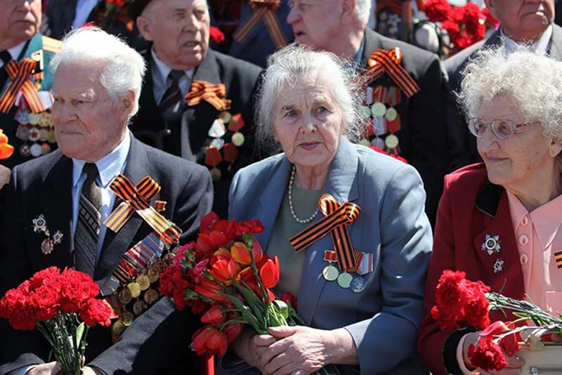 Накануне 9 мая ветераны Великой Отечественной войны получают поздравления и материальную помощь
