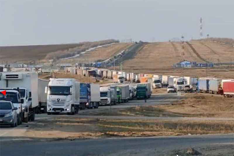 На оренбургском участке границы РФ и Казахстана скопились более 750 грузовиков