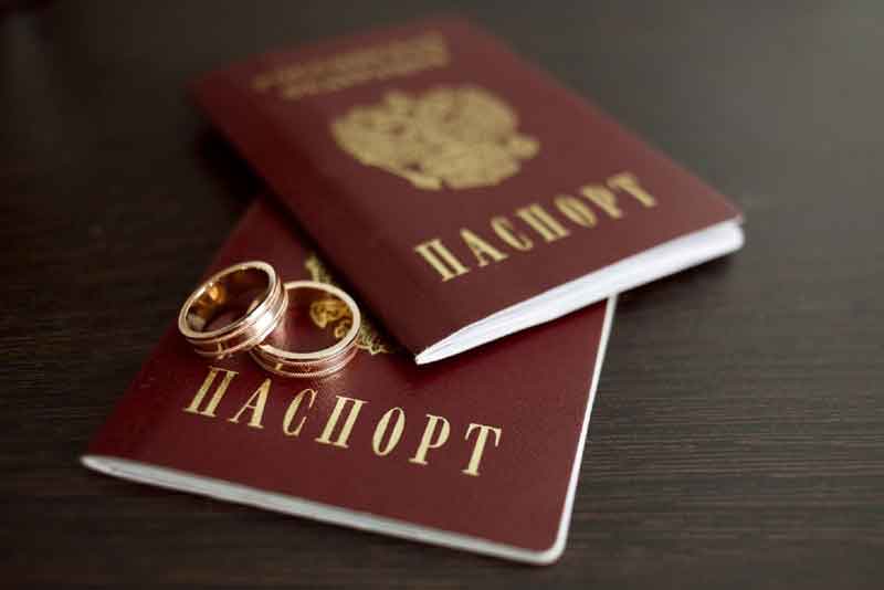 Отсутствие штампов в паспорте и регистрация браков на выезде