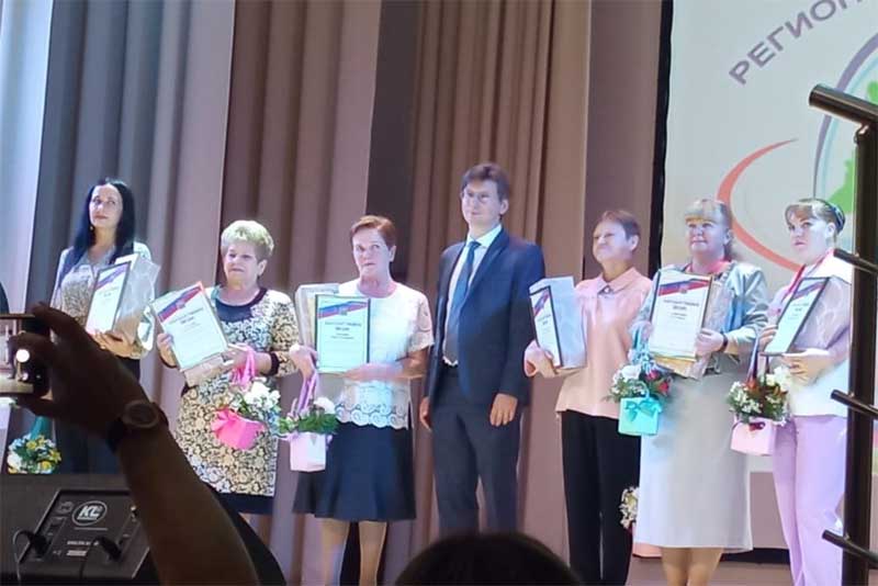 Работников учреждений дошкольного образования Новотроицка отметил министр 
