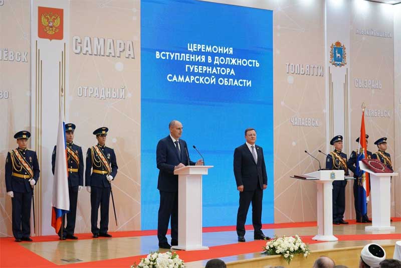 25 сентября губернатор Денис Паслер в Самаре принял участие в торжественной церемонии официального вступления Дмитрия Азарова в должность губернатора Самарской области.