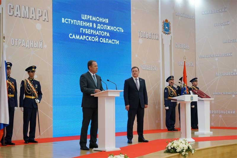 25 сентября губернатор Денис Паслер в Самаре принял участие в торжественной церемонии официального вступления Дмитрия Азарова в должность губернатора Самарской области.