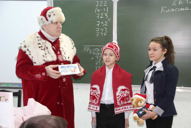 Посланник Деда Мороза приехал к новотроицкой школьнице (фото)