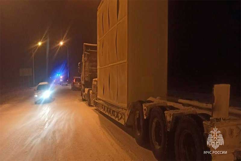 Застряли на снежной трассе. За ночь в Оренбуржье оказали помощь 18 водителям