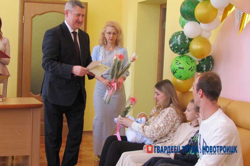 В Новотроицке прошла торжественная регистрация рождения мальчиков