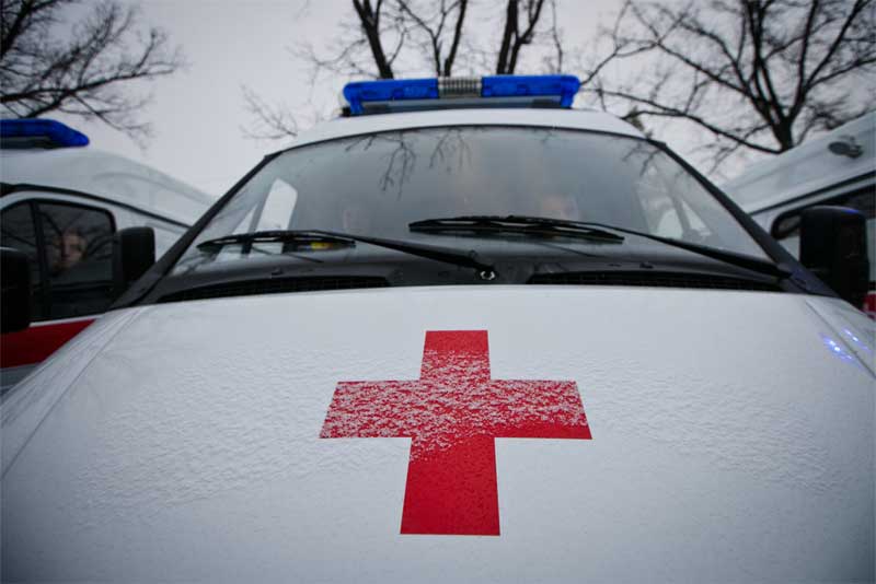 В Новотроицке 50-летняя женщина сломала позвоночник, упав с подъездного козырька