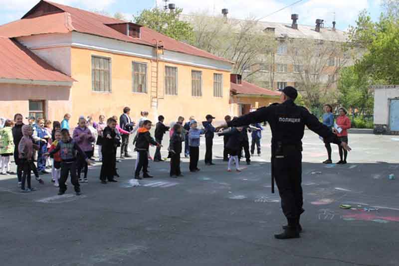 Школьники Новотроицка присоединились к Всероссийской акции «Зарядка со стражем порядка»