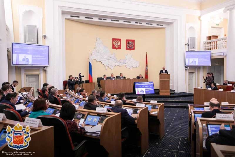 Денис Паслер представил депутатам Законодательного Собрания Оренбургской области проект областного бюджета на ближайшие три года