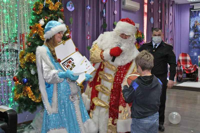 В Новотроицке  полицейский Дед Мороз исполнил мечты мальчишек и девчонок