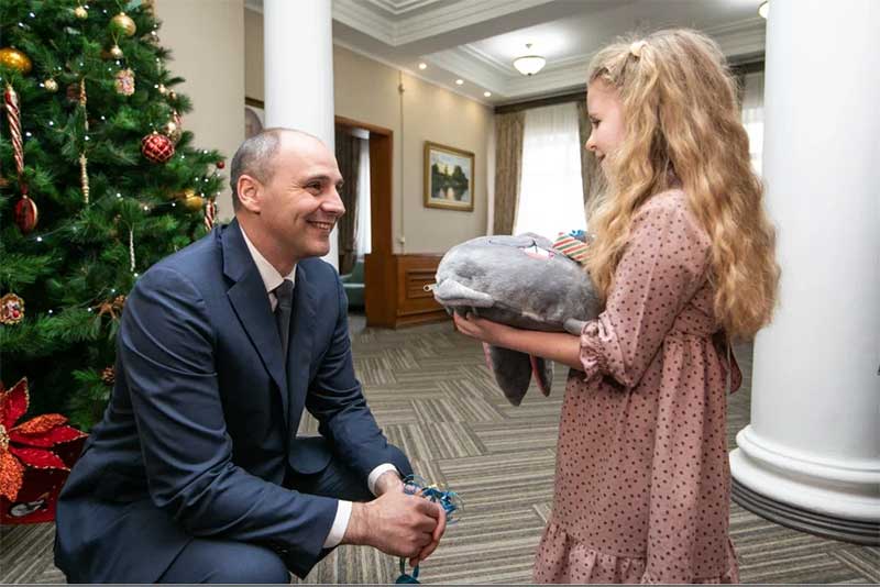 Губернатор Денис Паслер исполнил новогодние желания девочки Маши из села Хабарное и еще семи оренбуржцев