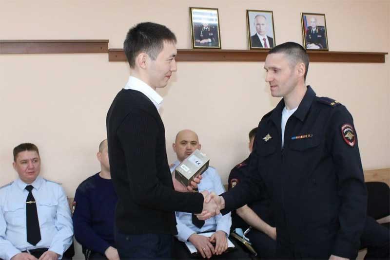 В Новотроицке наградили полицейского, победившего в голосовании на сайте РИА56
