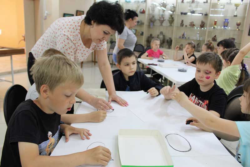 «Чёрным по белому»: в музейно-выставочном комплексе Новотроицка прошел мастер-класс по рисованию углем 