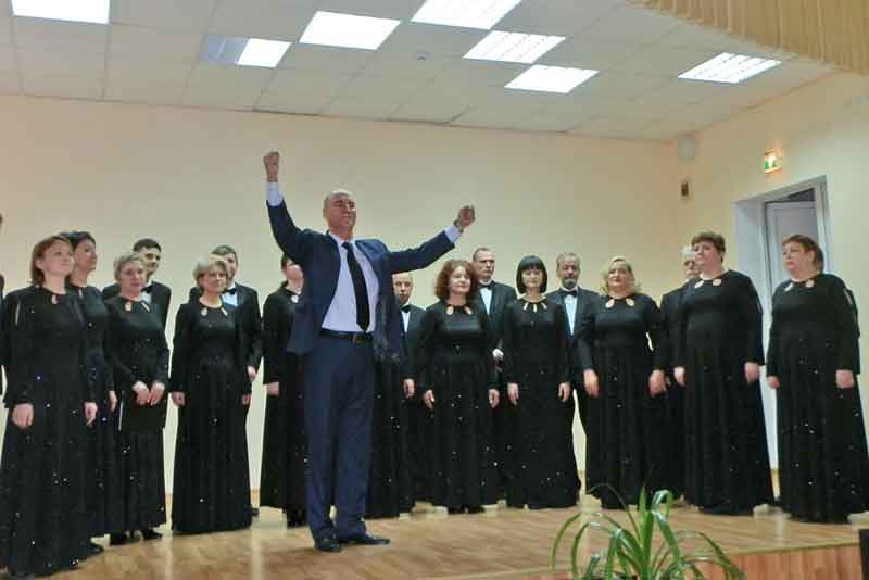 Камерный хор под руководством В.Штарка покорил юных слушателей (фото)