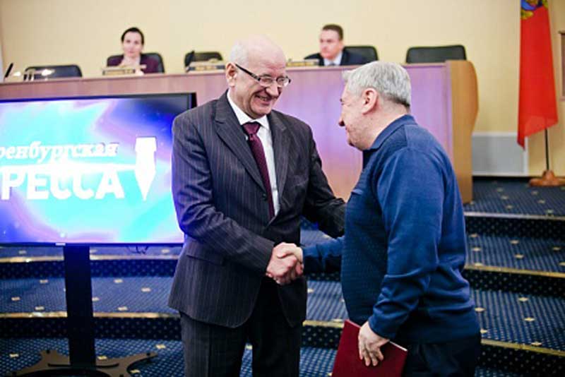 Юрий Берг наградил главного редактора «Гвардейца труда»