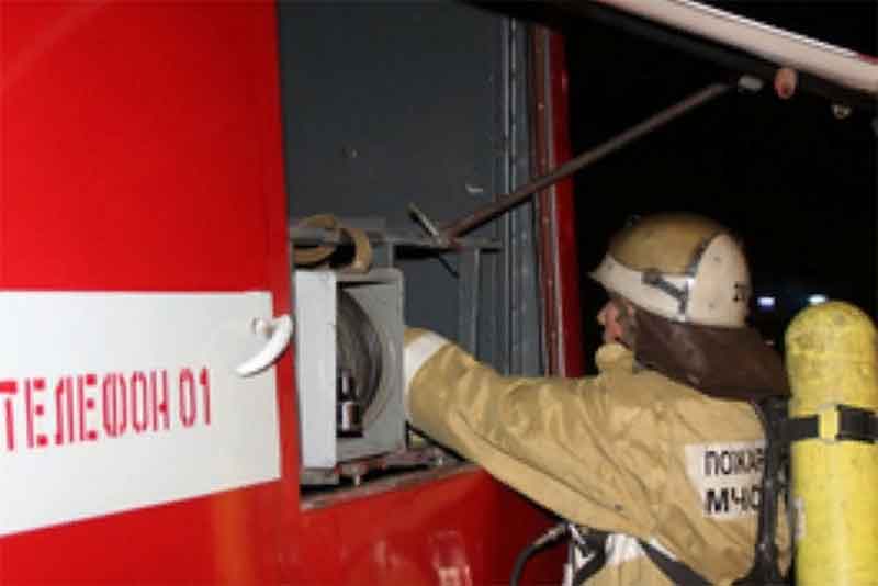 В Новотроицке пожар на заводской тушили 26 спасателей