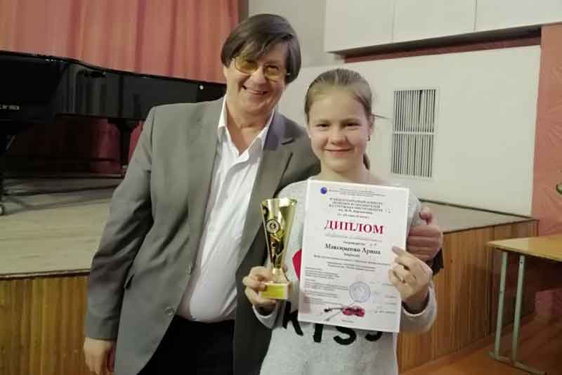 Новотроицкая скрипачка Арина Максименко  получила награду из рук великого маэстро