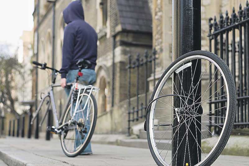 Обвиняется в краже велосипедов