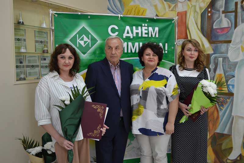 Заводчан и ветеранов премировали в честь Дня химика