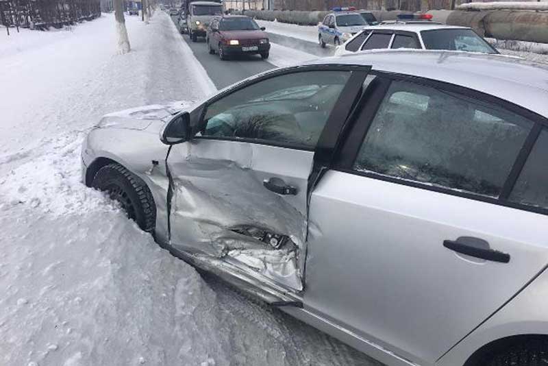 Влетел в сугроб: в Новотроицке столкнулись ВАЗ и Chevrolet