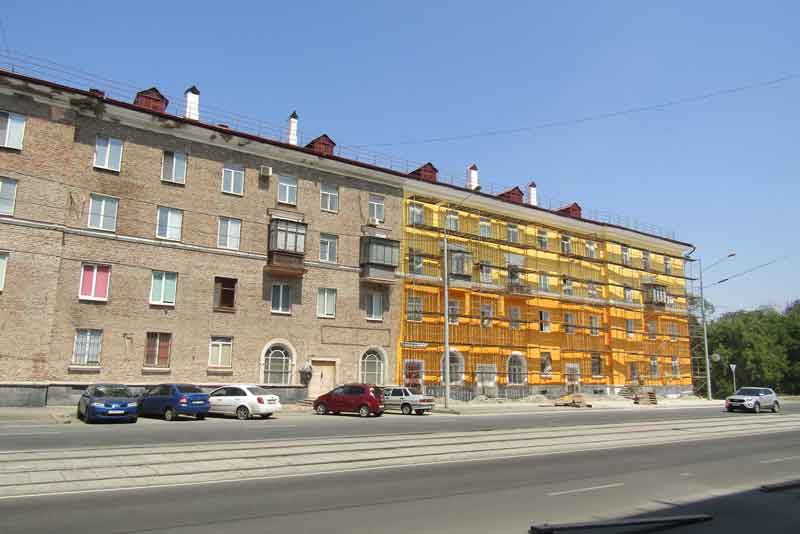В исторической части Новотроицка продолжают  ремонтировать фасады жилых домов 
