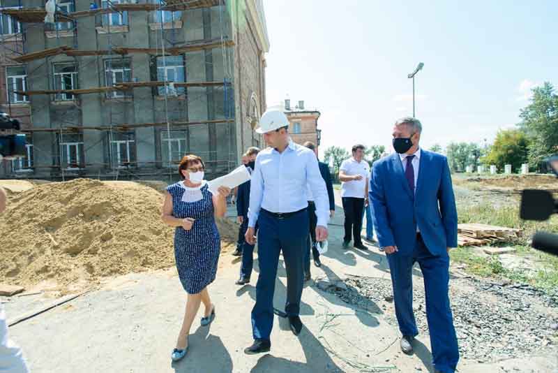 Губернатор области ознакомился с ходом ремонта на социальных объектах Новотроицка (фото)