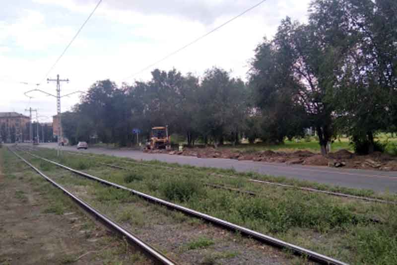 На улице имени  Комарова продолжается ремонт автодороги