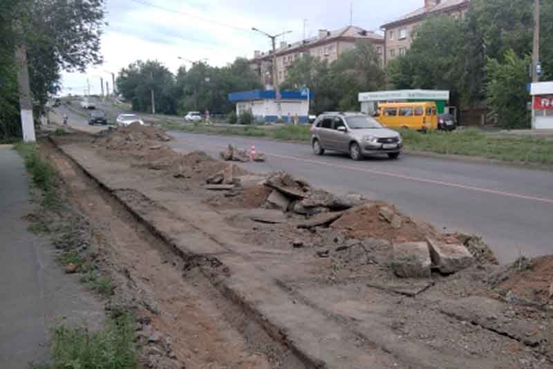 На улице имени  Комарова продолжается ремонт автодороги